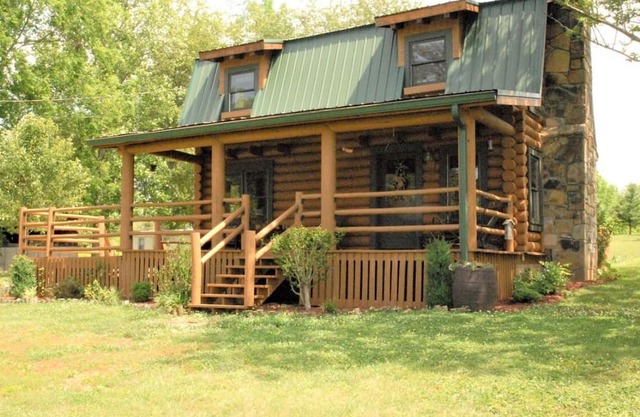 Cozy 1-bedroom cabin with AC, WiFi in charming Maryville