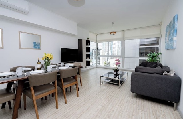 Apt 2 bedroom free parking and pool