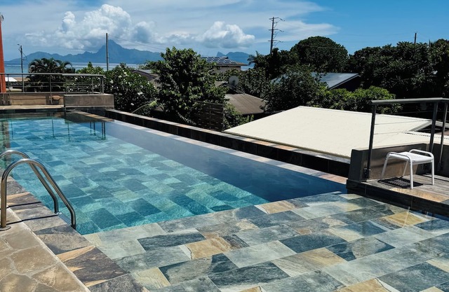 Condo in Punaauia "Vue Moorea + Piscine" opposite the Anita caravan