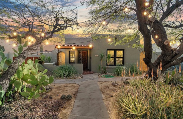 Desert Bloom Bungalow-Historic Sam Hughes Adobe
