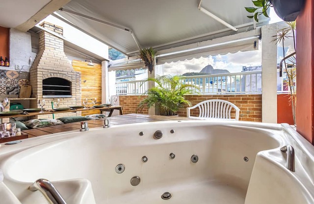 Penthouse Retreat with Jacuzzi & BBQ | Heart of Copacabana!