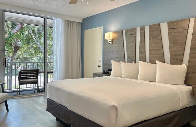 Modern Beach Retreat: Stylish Unit w/ Oceanfront Balcony, Marina Dining