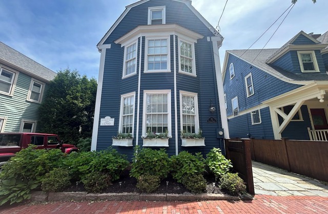 Downtown Home. Walk to Waterfront, Restaurants, Shops & Train. Beaches Nearby.