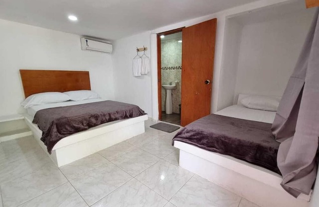 ¡A 20 min de las cascadas quebrada valencia!. Se ubica Hostel las cascadas.