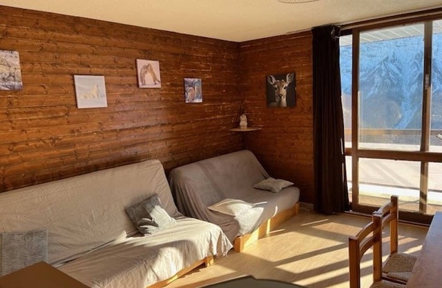 Cozy studio for 4, pets allowed, near slopes, south-facing balcony