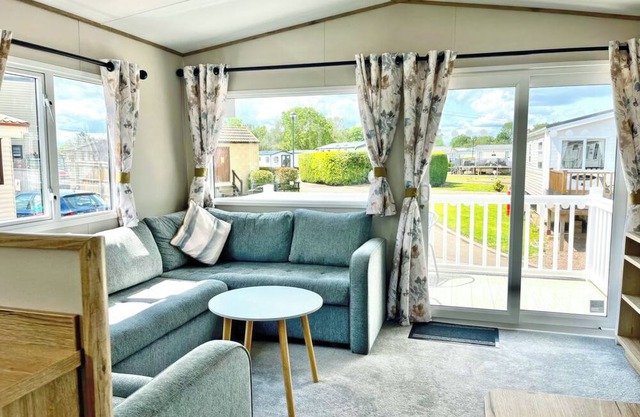 Gold Deluxe 3 Bed sleeps 8 Pet friendly