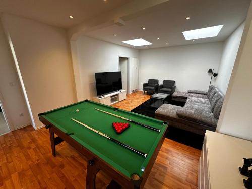 City Loft Neumünster 130 sqm Billard Tisch