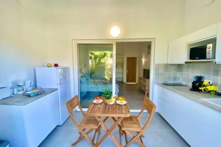 Beautiful suite S15, pool, next to Pinel Island
