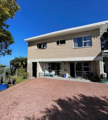 Swanson-Waitakere Stay in Scenic Sunrise