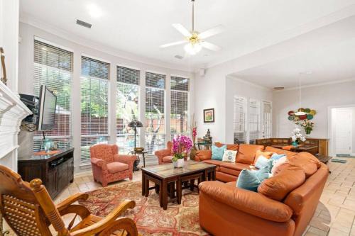 Spacious Pet-Friendly Home Relaxing Backyard Oasis