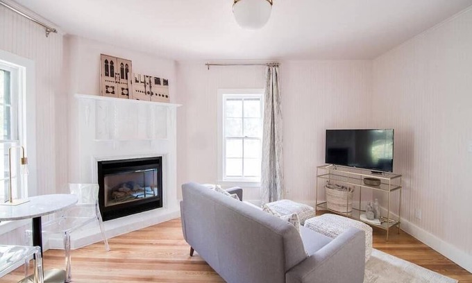 Fredericksburg Apartamento | Hot Tub, King Bed, Walk to Main, Luxe Bath - No. 2