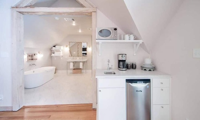 Fredericksburg Apartamento | Hot Tub, King Bed, Walk to Main, Luxe Bath - No. 3