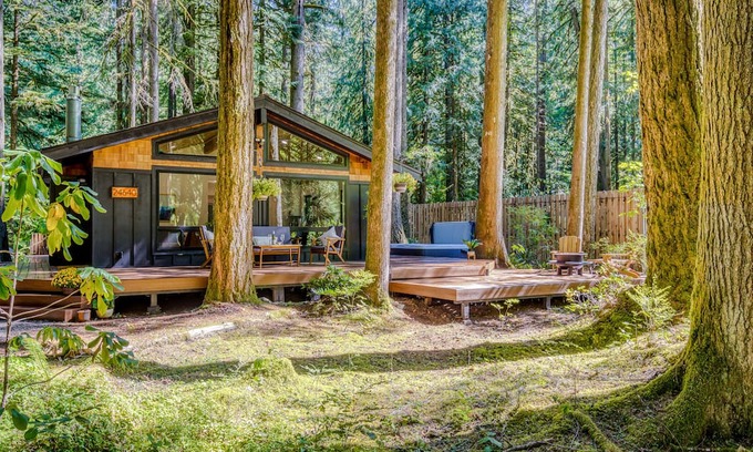 Zigzag Cabina | Charming, dog-friendly cabin with deck, firepit, grill, hot tub, fireplace & W/D