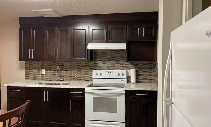 Springbank Casa | New Guest Suit with Full Bath and Modern Kitchen on Estate Acreage