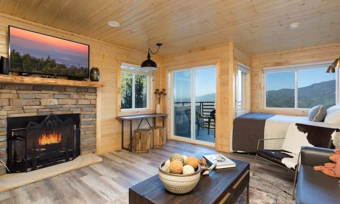 Chalet Village Condominio | Outstanding Mt. LeConte View/Indoor Pool & Hot Tub