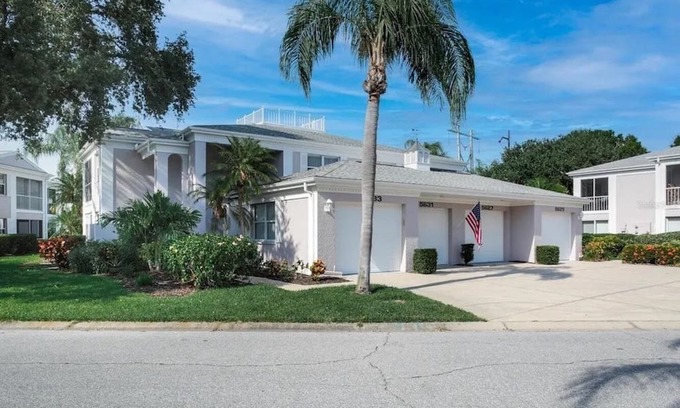 Braden River Condominio | Updated And Located behind Nathan Henderson Park. Home of World Rowing Champ....