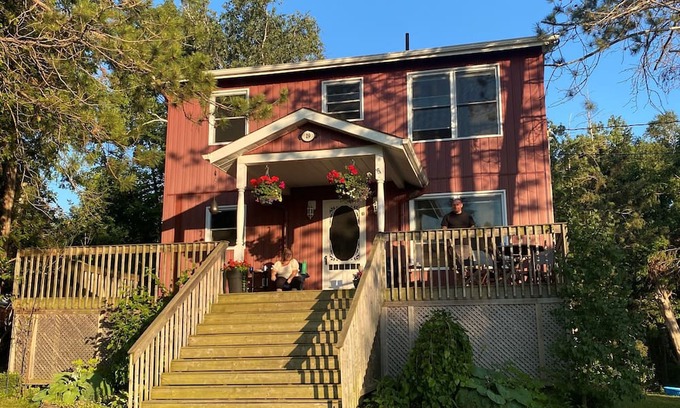 Scugog Cabaña | Big Red Cottage with amazing lakeviews!