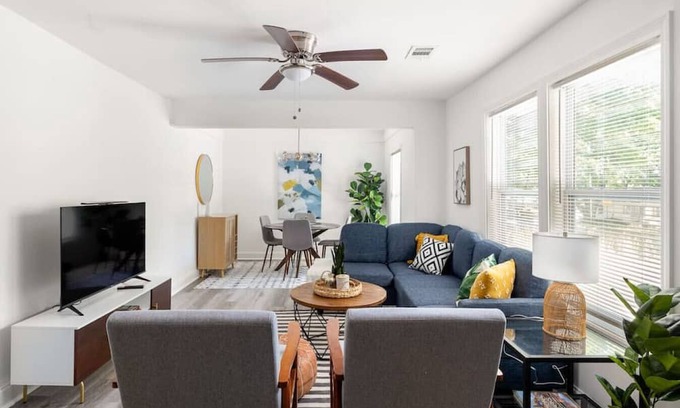Lakewood Casa | Newly Renovated Modern Bungalow Minutes from DT