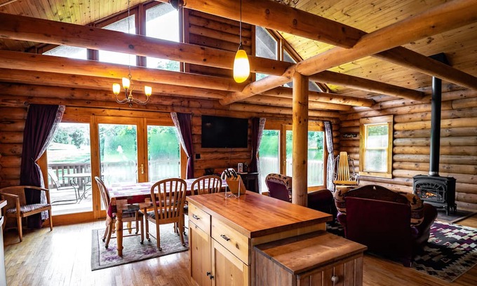 Ferryville Cabina | The Rustic Lodge, Romantic, Secluded on Stream in the Driftless- Hot Tub
