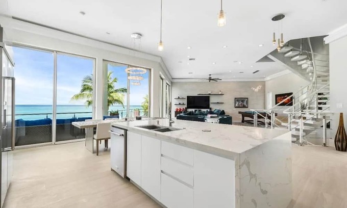 Nassau Casa | Perfect Getaway! Luxurious Modern Oceanfront Villa w/Pool + More @ Nassau