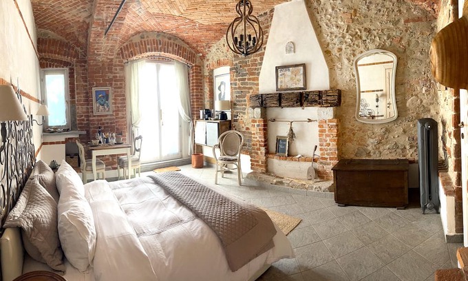 Gassino Torinese Cama Y Desayuno | Suite del Camino - country chic with heated whirlpool in the garden