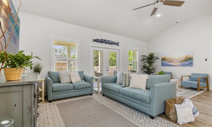 Bay Point Vista Cabaña | Blue Ono Cottage w Hot Tub Near the Beach, 3 bedrms, 2 bathrms, Parking On Site