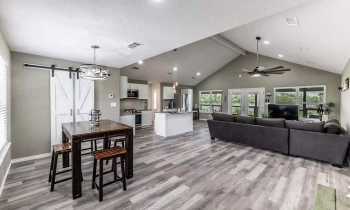 Onalaska Casa | New built home on Lake Livingston! Long term stays only!