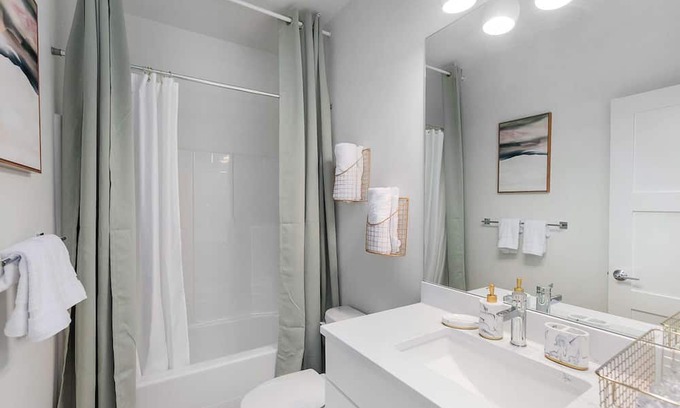 Minor Casa | Kurt's Sweet Suite - 84 Walkscore!!