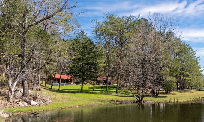 Cosby Cabina | Secluded Lakefront Cabin in Cosby - Your Ultimate Hideaway!