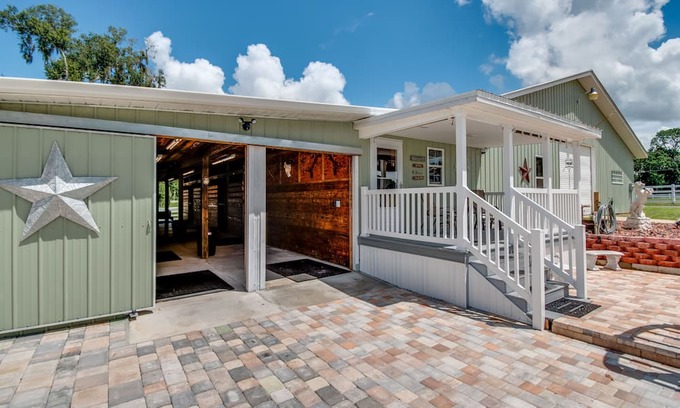 Citra Apartamento | GREEN ACRES working horse farm. w/ barn apartment STALL ACCESS ;TACK ROOM