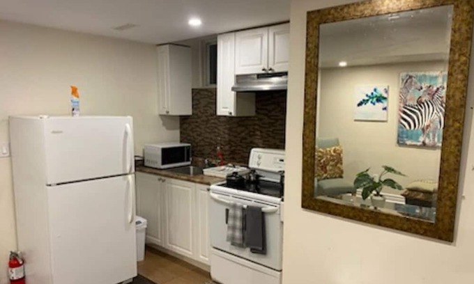 Meadowvale Village Casa | Luxury/Comfy 2 bedroom, kitchen, 5min to Airport. Peaceful affluent neighborhod