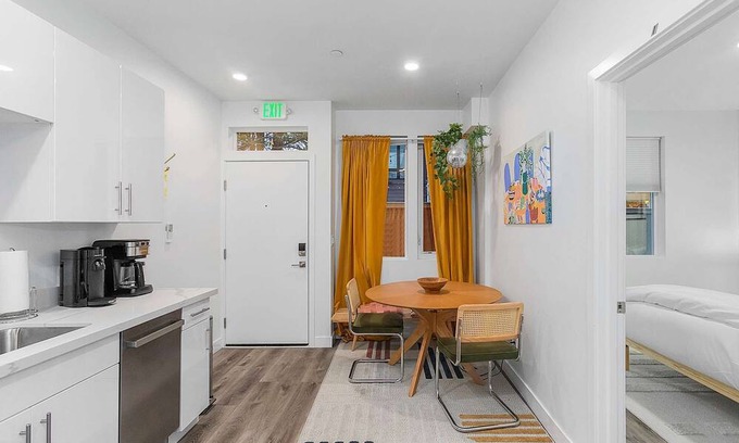 Capitol Hill Apartamento | Jon's Wolf Den in Capitol Hill
