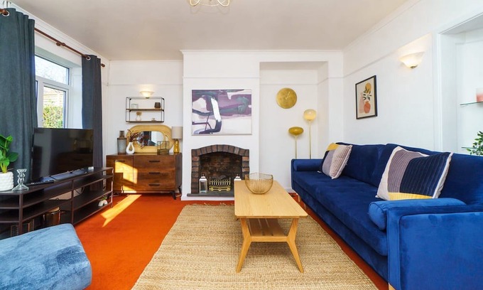 Pill Casa | Charming 4BR House with Style and City Convenience