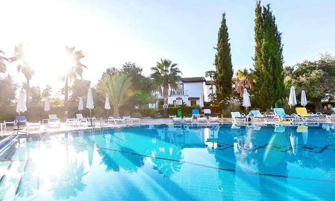 Zeytinlik Apartamento | Flat w Pool and Balcony 4 min to Beach in Kyrenia