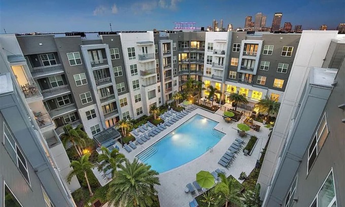 Courier City - Oscawana Apartamento | Bleecker room 116 · Luxury king suite! Pool | gym | FREE parking | A