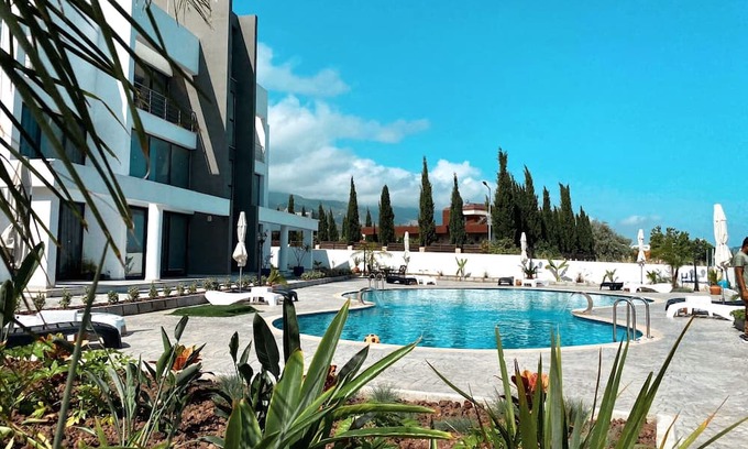 Edremit Apartamento | Flat w Shared Pool 2 min to Beach in Edremit
