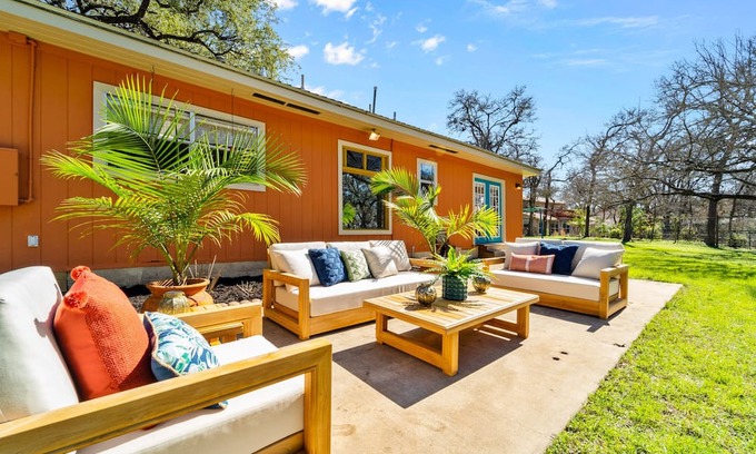 Sunset Oaks Casa | Where the good ol' days still live | The Heyday by Lodgewell