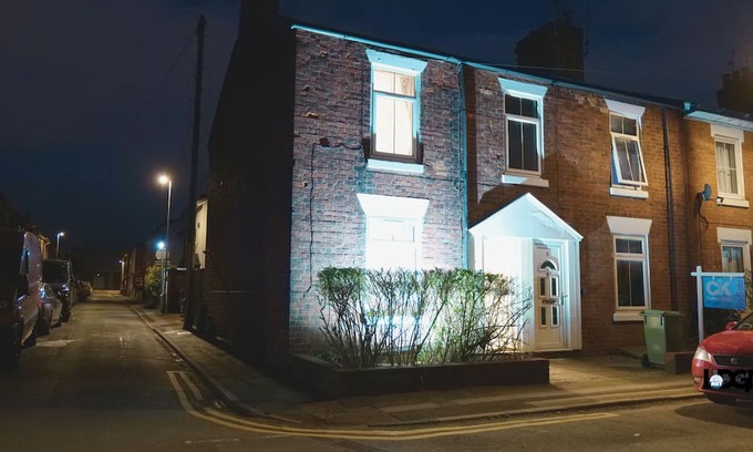 Stafford Casa | Town Centre House with parking, Wi-Fi
