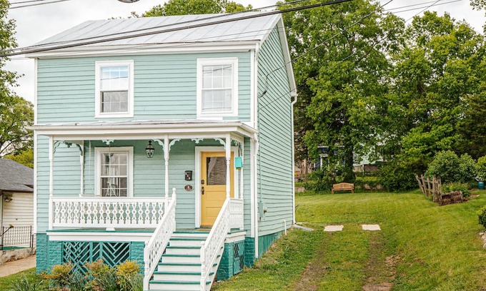 Staunton Casa | Green on New - Central Location and Staunton Charm