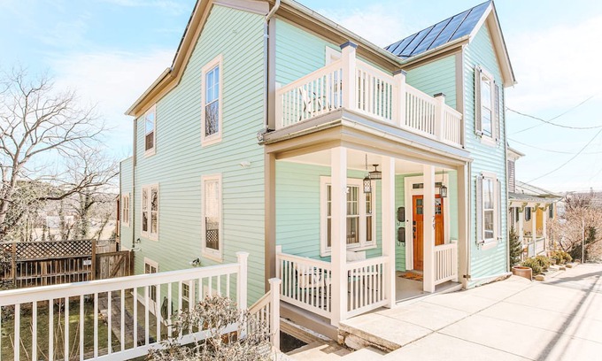 Staunton Casa | The Hunker Down: Cheerful 2 Bed and Pet Friendly