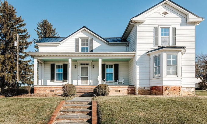 Waynesboro Casa | The Farmhouse at Wellington: Waynesboro, Sleeps 12