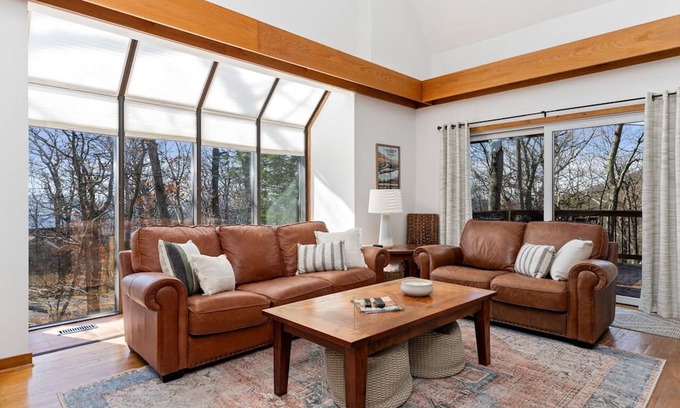 Wintergreen Casa | New Listing! 3 min to ski w/hot tub and fireplace. Dog-friendly!