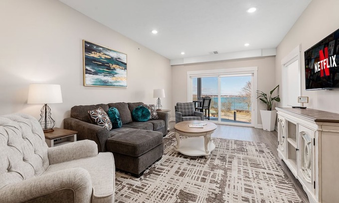 Traverse City Condominio | ♛ 539 Bay St ⁀➷ Luxury Downtown 2BDR Lake View Penthouse Condo steps to Beach! ➠ 302W