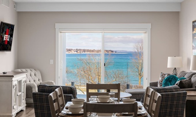 Traverse City Condominio | ♛ 539 Bay St ⁀➷ Luxury Downtown 2BDR Lake View 2nd Floor Condo on West Bay ➠ 203E