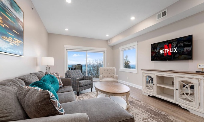 Traverse City Condominio | ♛ 539 Bay St ⁀➷ Luxury Downtown 2BDR Lake View Penthouse Condo steps to Beach! ➠ 402W