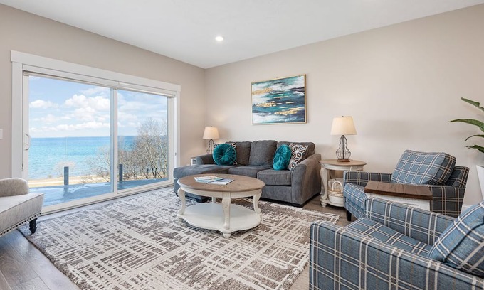 Traverse City Condominio | ♛ 539 Bay St ⁀➷ 2BDR Lake View 1st Floor Condo steps to Beach! ➠ 103E