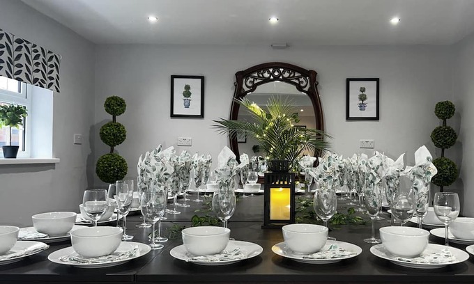 Blacon Apartamento | The Cheshire Gathering - Hot Tub | 8 Bedroom