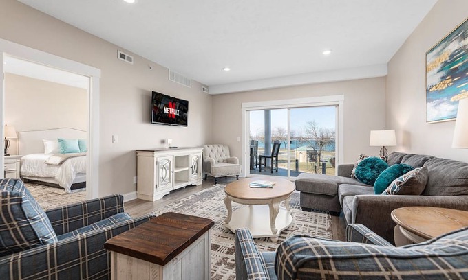Traverse City Condominio | ♛ 539 Bay St ⁀➷ Luxury Downtown 3BDR Lake View 2nd Floor Condo on West Bay ➠ 201W