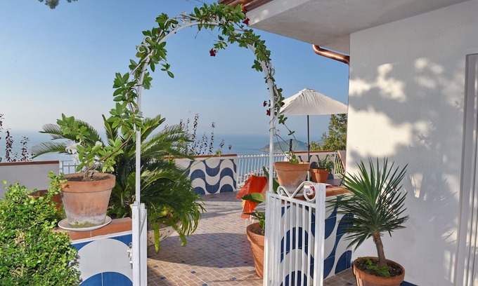 Castellabate Apartamento | 5 minutes from the historic village center with a fantastic sea view