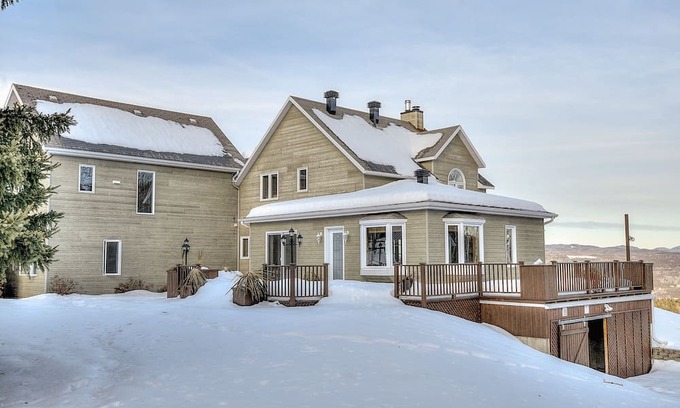 Baie-St-Paul Casa | Cozy Getaway w Stunning views, Hot Tub, 10min Ski